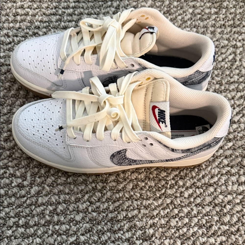 Nike Mens White and Gray Sneakers